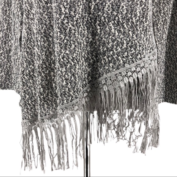 Gray & White Knitted Fringe Crew Neck Sweater - Picture 3 of 8